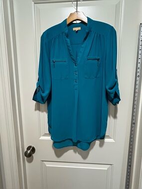 Takara women’s size M Teal Women’s V-Neck Blouse hi low - Roll-Tab Sleeves